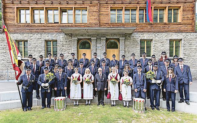 Die Musikgesellschaft «Eintracht» aus Mörel-Filet in den Uniformen der ehemaligen Swissair-Angestellten.Foto zvg