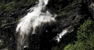 Aus Sicherheitsgr&uuml;nden ist nahe der Schweizer Grenze zu Italien ein rund 2500 Tonnen schwerer Felsblock gesprengt worden.