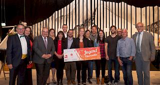 Die OK-Mitglieder des diesj&auml;hrigen Ehrengasts (St. Niklaus) mit jenen n&auml;chstj&auml;hrigen (Jugend Oberwallis). 