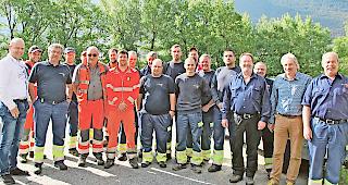Vereidigt. Die Abfallkontrolleure am Mittwochmorgen vor dem Werkhof in Naters (Briger Kontrolleure in Orange).