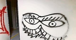 Vandalismus. Vor knapp zwei Wochen verunstalteten sieben &shy;Jugendliche ein Treppenhaus in einem neuen Wohnblock  in Naters.