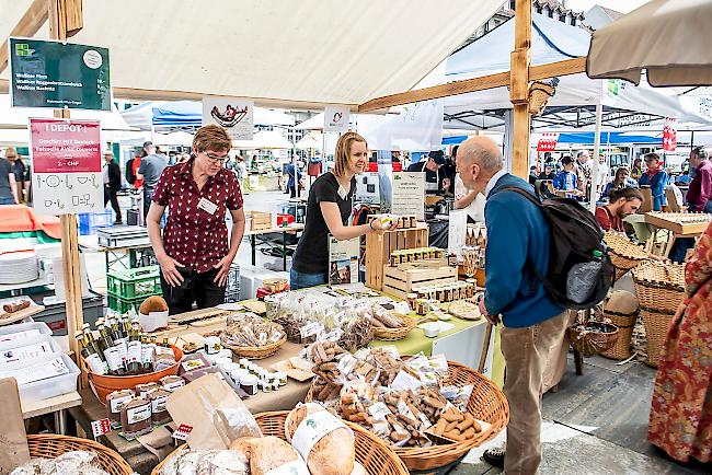 Präsentation. Die Walliser Pärke waren mit vielen Spezialitäten am Pärke-Markt in Bern.