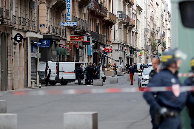 Bei einer Explosion einer Bombe in der französischen Stadt Lyon sind am Freitag 13 Menschen verletzt worden.