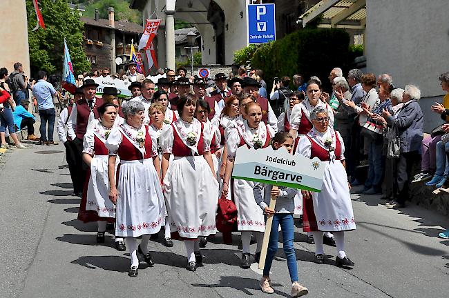 <b>Umzug.</b> Der Jodelclub Bärgarve sorgte auch während dem Umzug für musikalische Unterhaltung.