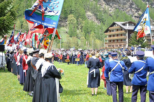 Stolz präsentieren die Fenner die Vereinsfarben.