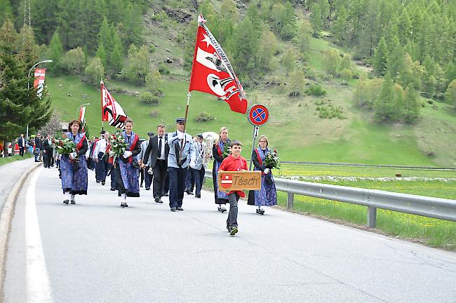 Die Gastgeberin "Täschalp" führt den Umzug an.