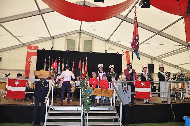 Konzert der "Alpenrösli" Saas-Fee im Festzelt.