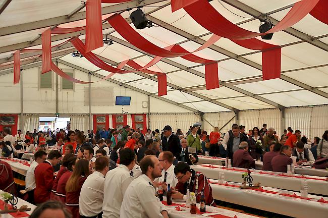 Das Festzelt füllt sich, es wird eine lange Nacht.