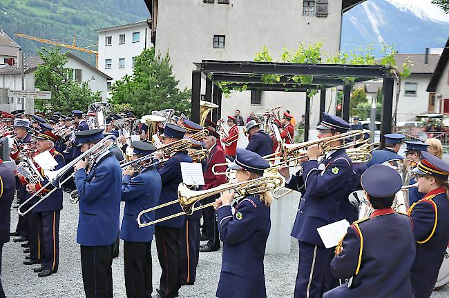 Gesamtspiel auf dem Kirchplatz.