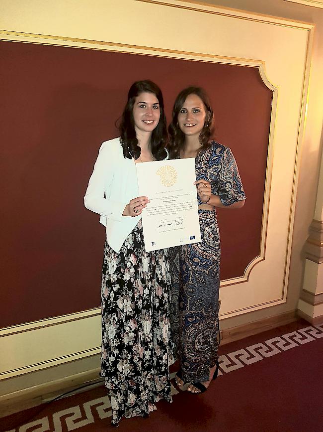 Alessandra Lochmatter (l.) und Janique Gattlen haben die Auszeichnung für das WNF im Nationaltheater in Sarajevo entgegengenommen.