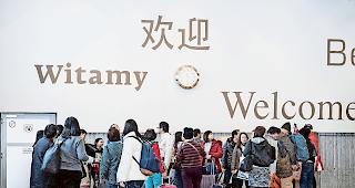 Asiatische Reisegruppen. Im Monat Mai besonders zahlreich in Zermatt unterwegs.Fotos WB/Daniel Berchtold