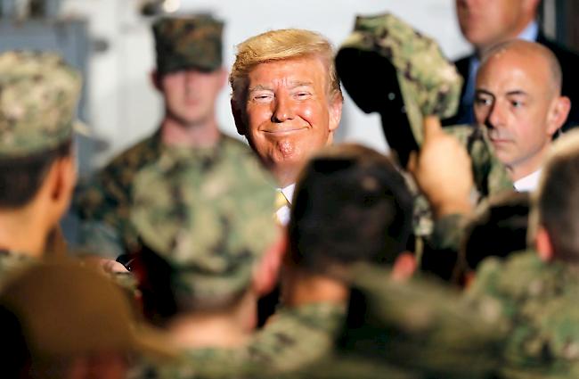 Mit einem Besuch auf einem US-Flugzeugträger hat Präsident Donald Trump seinen viertägigen Staatsbesuch in Japan beendet.