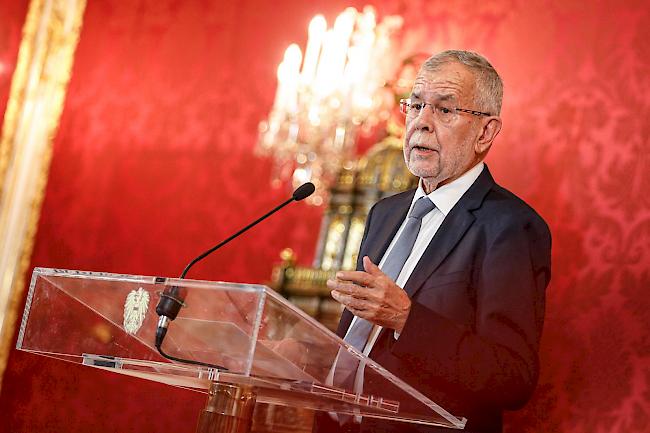 Der österreichische Bundespräsident Alexander Van der Bellen hat am Dienstag bei der Betrauung der Bundesregierung mit der interimistischen Fortführung der Amtsgeschäfte mahnende Worte an die Politik gerichtet und sich für mehr Dialog und Respekt ausgesprochen.