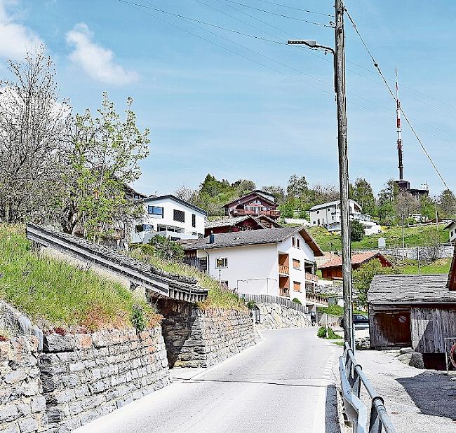 In «Grächmatten» in Guttet-Feschel wird die Strasse  verbreitert und ein Parkhaus (im Bild links) gebaut.