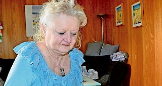 Bea Grunder bl&auml;ttert gedankenverloren in ihrem Hunde-Album.