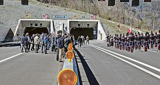 Kurz vor der Er&ouml;ffnung eines Autobahnabschnitts geh&ouml;rt die Fahrbahn jeweils Fussg&auml;ngern  und Velofahrern (im Bild die Er&ouml;ffnung des Tunnels Eyholz).