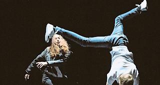 Dynamisch. Eine T&auml;nzerin und ein T&auml;nzer von &laquo;MOVE&raquo; in Aktion: Bald einmal lassen sie  Disney&rsquo;s M&auml;rchenwelt hochleben.Foto zvg