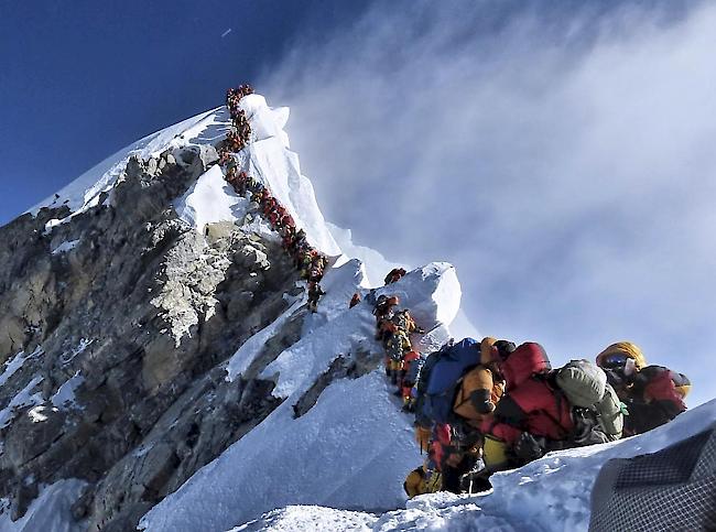 Dünne Luft. Kurzes Wetter-Fenster und lange Kolonne – in dieser Saison sind bereits ein Dutzend Alpinisten am Everest verstorben.