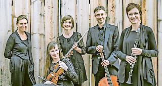 Alt und neu. Helena Winkelman (Zweite von links) mit der &laquo;Camerata variabile&raquo;: Alte und neue  Musik in einen Bezug zueinander setzen.Foto zvg
