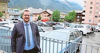 &laquo;Ort der Begegnung&raquo;. OK-Pr&auml;sident Philipp Matthias Bregy am k&uuml;nftigen Festgel&auml;nde beim Kelchbach. 