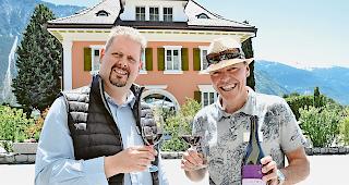Bester Rotwein. Patrick Z&rsquo;Brun (rechts) und Christian Gfeller von der Domaines des Chevaliers SA mit dem  Cornalin &laquo;Neyrun&raquo; 2016.