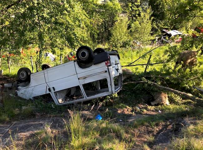 Beim Transport von Schafen ist am Freitagabend in Ausserberg ein Transporter von einer Flurstrasse abgekommen. Zwei Personen wurden dabei schwer verletzt. Etliche Schafe wurden beim Unfall getötet.