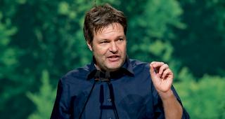Im Hoch: Der Bundesvorsitzende der deutschen Gr&uuml;nen, Robert Habeck.