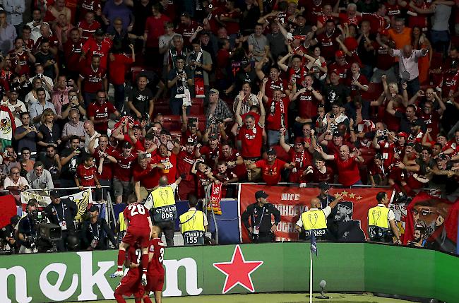 Spieler und Fans des FC Liverpool gewinnen die wichtigste europäische Klubtrophäe.