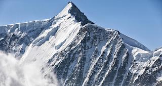 Ein 26-j&auml;hriger Mann hat am Samstag auf einer Skitour am Grossen Fiescherhorn (Foto) sein Leben verloren. 