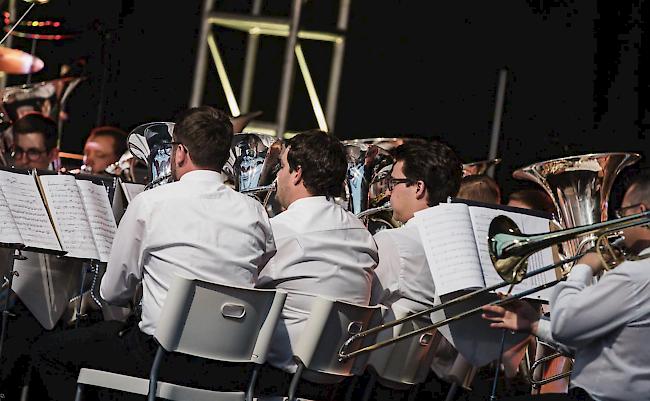 Sina und die Brass Band Lötschental verwöhnten am Freitagabend 650 Mitglieder der Raiffeisenbank Gampel-Raron mit Auftritten vom feinsten.