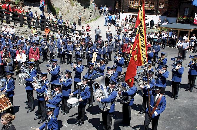 Die Musikgsellschaft Fafleralp hat die Bezirksfahne nun in ihren Reihen, getragen von Christoph Lehner.

