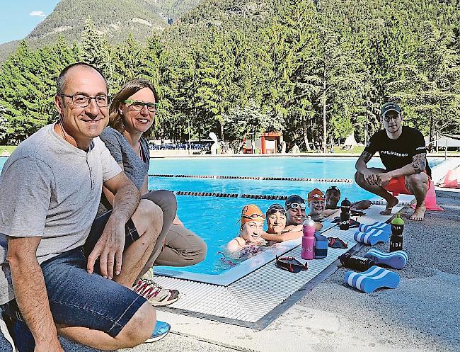 Die Co-Präsidenten Giovanni Gallo und Tamar Hosennen-Gerber (von links) mit einer Trainingsgruppe und Trainer Roman Lochmatter (ganz rechts.)