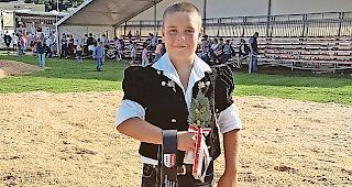 Nico Amacker mit Zweig und Schelle.