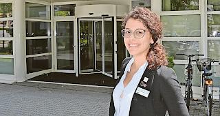 Yoanna Marinova vor der C&eacute;sar Ritz Schule in Brig-Glis.