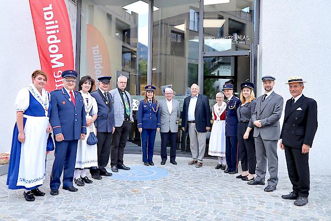 Stolz. Anton Nanzer (l.) und Alphons Epiney inmitten der «Models», die die ehemaligen und aktuellen Uniformen und Kleidungsstücke der Belalp präsentierten.