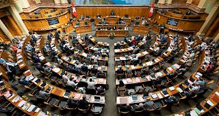 Kurze Pause. Am kommenden 14. Juni findet in Bern der zweite nationale Frauenstreiktag statt. Der Nationalrat wird dann f&uuml;r 15 Minuten ruhen, damit die Politiker ihre Solidarit&auml;t bekunden k&ouml;nnen.