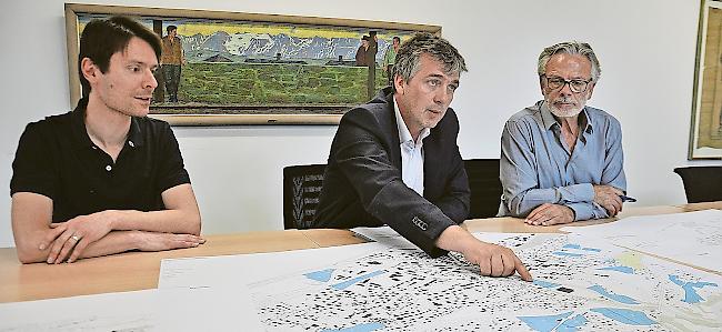 Heikles Dossier. Von links:Stadtarchitekt Roland Imhof, Stadtrat Patrick Hildbrand und Bernhard Straub vom Raum­planungsbüro «Planteam S» erläutern die Überlegungen hinter dem nun definierten Siedlungsgebiet.Foto wb