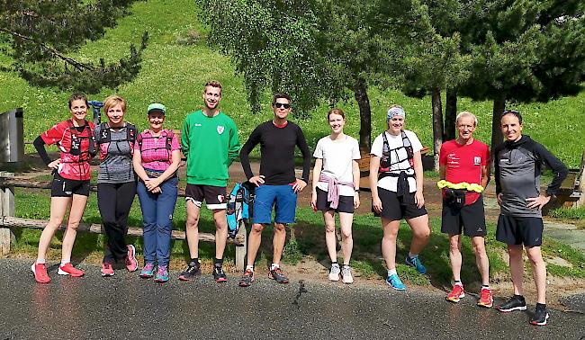 Tolle Erfahrung. Die Laufgruppe flankiert von Sabine Kuonen (ganz links) und Viktor Röthlin (ganz rechts).