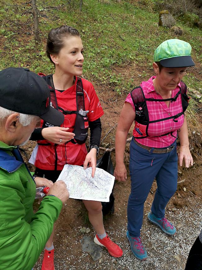 Sabine Kuonen mit Anweisungen an die Teilnehmer auf der Strecke.
