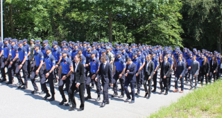 <b>147 neue Polizisten.</b> Die neu in ihren jeweiligen Polizeikorps aufgenommenen Polizisten nach Erhalt des eidg. F&auml;higkeitszeugnisses.