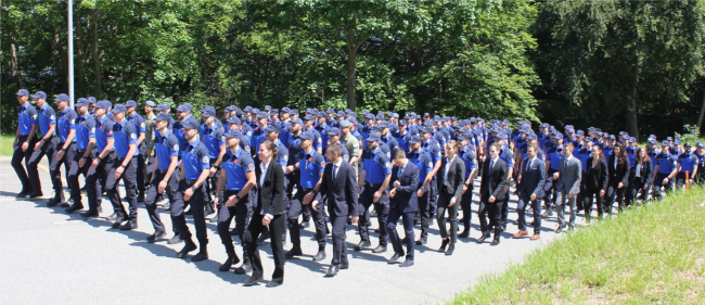 <b>147 neue Polizisten.</b> Die neu in ihren jeweiligen Polizeikorps aufgenommenen Polizisten nach Erhalt des eidg. Fähigkeitszeugnisses.