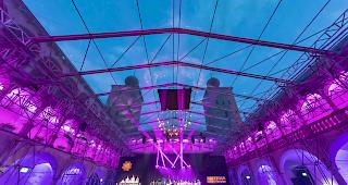 Der Jodelclub Aletsch (links) in Aktion gemeinsam mit den African Singers und dem Christoph Walter Orchestra.