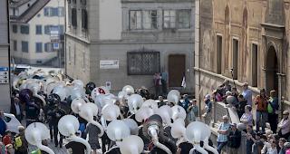 Um die 300 Sousaphon-Spieler aus der ganzen Schweiz haben sich am Samstag versammelt um zusammen eine Wanderung von Schwyz nach Brunnen zu unternehmen.