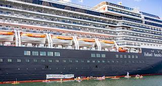 Nachdem ein Kreuzfahrtschiff von Umweltaktivisten im Hafen von Kiel blockiert wurde, konnte das Schiff erst mit knapp sechsst&uuml;ndiger Versp&auml;tung ablegen. 