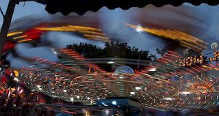 Bei voller Fahrt l&ouml;ste sich auf einem Karussell eine Sitzreihe &ndash; 28 Menschen wurden verletzt.