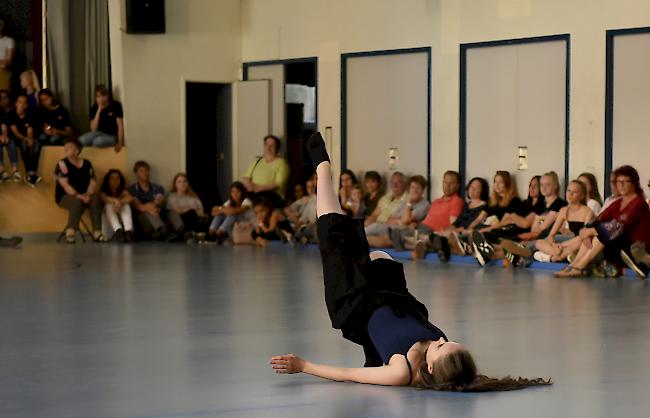 Schülerinnen und Schüler von A+O Tanz in der OMS-Turnhalle in Brig. 