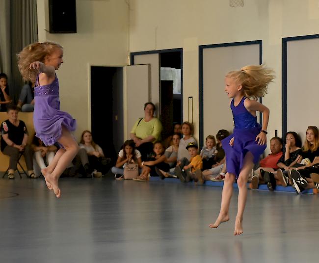 Schülerinnen und Schüler von A+O Tanz in der OMS-Turnhalle in Brig. 