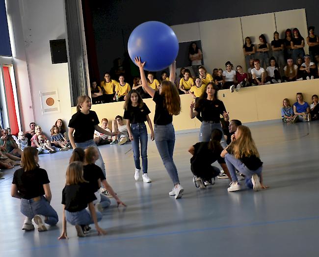 Schülerinnen und Schüler von A+O Tanz in der OMS-Turnhalle in Brig. 