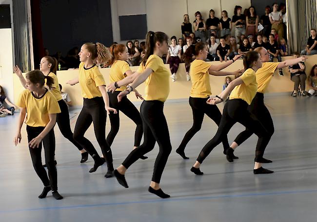 Schülerinnen und Schüler von A+O Tanz in der OMS-Turnhalle in Brig. 