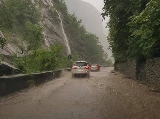 Heftige Gewitter. Strasse am Simplon gestern Montag.